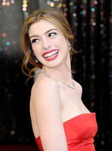 El mejor maquillaje,  una gran sonrisa...Anne Hathaway